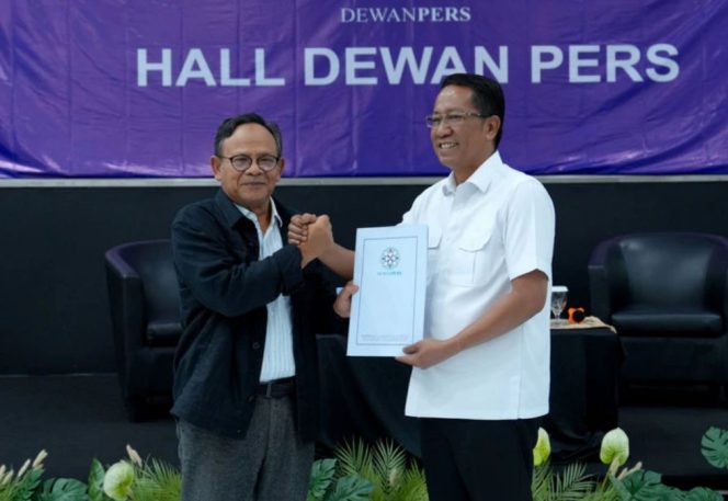 
 Ketua Dewan Pers, Komaruddin Hidayat serahkan masukan RUU tentang Hak Cipta kepada Menteri Hukum, Suparman Andi Agtas, Jakarta, Kamis 