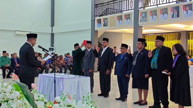 
 Bupati Anisto memimpin prosesi pengambilan sumpah janji jabatan 5 pejabat PTP yang dilantik