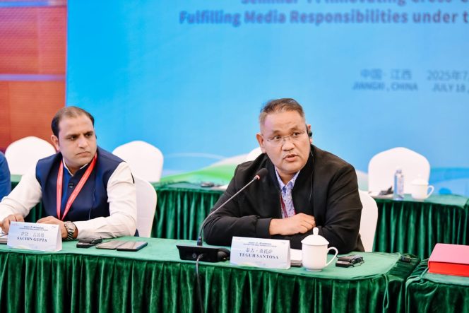 
 Ketua Umum JMSI, Dr. Teguh Santosa (kanan) salam forum internasional