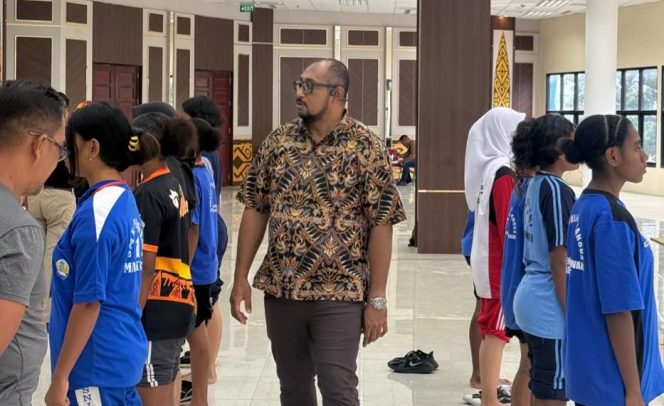 
 Kepala Badan Kesbangpol Papua Barat, Rheinhard C. Maniagasi, S.STP.,M.Si., ikut memantau langsung jalannya seleksi. Panitia memastikan pelaksanaan seleksi sesuai aturan.