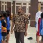 Kepala Badan Kesbangpol Papua Barat, Rheinhard C. Maniagasi, S.STP.,M.Si., ikut memantau langsung jalannya seleksi. Panitia memastikan pelaksanaan seleksi sesuai aturan.