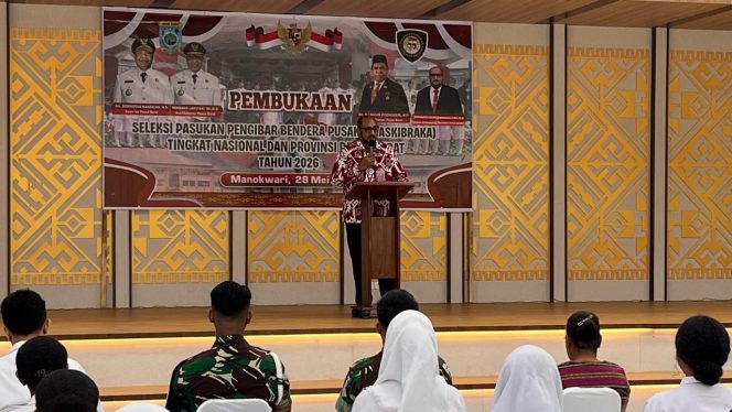 
 Kaban Kesbangpol Provinsi Papua Barat, Rheinhard C. Maniagasi, S.STP, M.Si saat memberikan arahan di acara pembukaan seleksi.