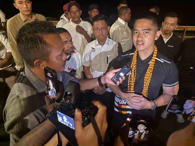 
 Ketum PSI, Kaesang Pangarep saat memberikan keterangan kepada Wartawan di Manokwari, Senin