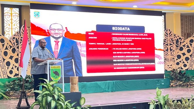 
 Kaban Kesbangpol Papua Barat, Rheinhard C. Maniagasi, S.STP, M.Si saat menyampaikan materi.