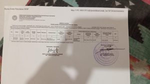 PH saat menunjukan surat dari Lapas Manokwari yang menyatakan kliennya sakit. 