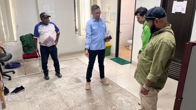 
 Syamsudin Seknun, saat menunjukan kondisi bangunan bagian dalam di RSUPB. Butuh perhatian serius. 
