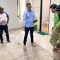 Syamsudin Seknun, saat menunjukan kondisi bangunan bagian dalam di RSUPB. Butuh perhatian serius. 