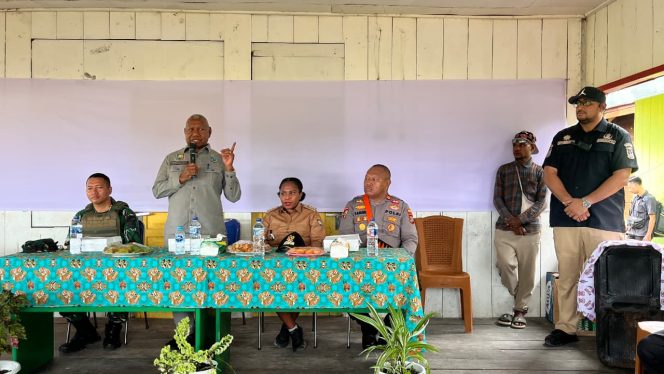 
 Gubernur Papua Barat, Drs. Dominggus Mandacan, M.Si saat memberi arahan kepada masyarakat Moskona, Sabtu.