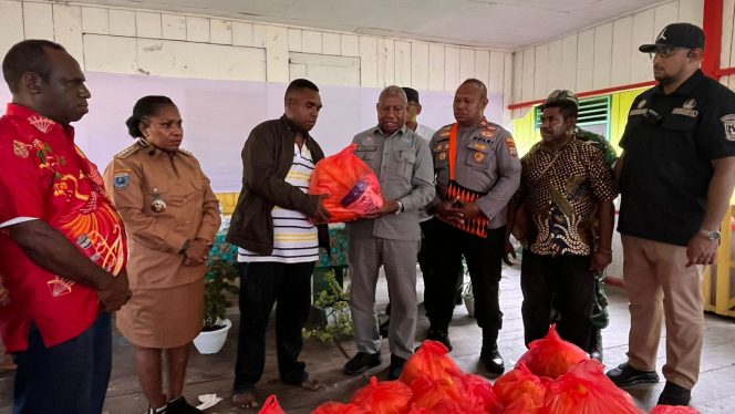 
 Gubernur Papua Barat, Drs. Dominggus Mandacan, M.Si memberikan bantuan paket sembako bagi masyarakat di Merdey yang diterima secara simbolis Anggota DPRP Papua Barat, Agustinus Orosomna, Sabtu.