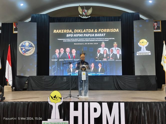 
 Gubernur Papua Barat, Drs. Dominggus Mandacan, M.Si saat memberi sambutan di acara HIPMI, Selasa