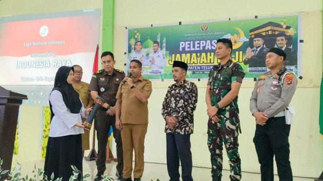 
 Bupati Anisto saat melepas jamaah secara simbolis disaksikan Forkopimda dan pihak Kemenag Bintuni, Selasa.