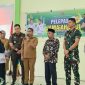 Bupati Anisto saat melepas jamaah secara simbolis disaksikan Forkopimda dan pihak Kemenag Bintuni, Selasa.