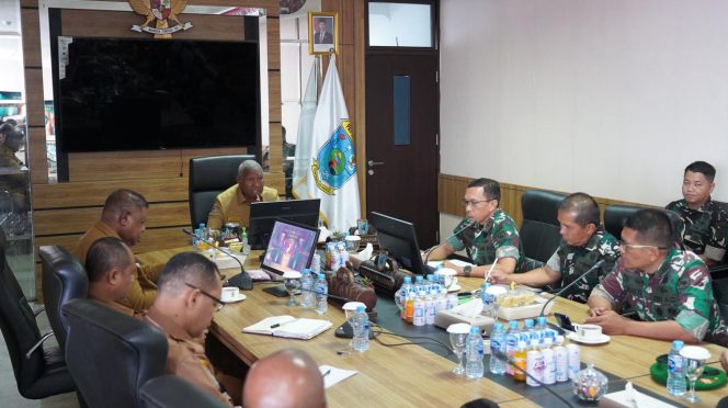 
 Pangdam XVIII/Kasuari, Mayjen TNI Christian Kurnianto Tehuteru bersama jajaran saat mempresentasekan program priotas TNI kepada Gubernur