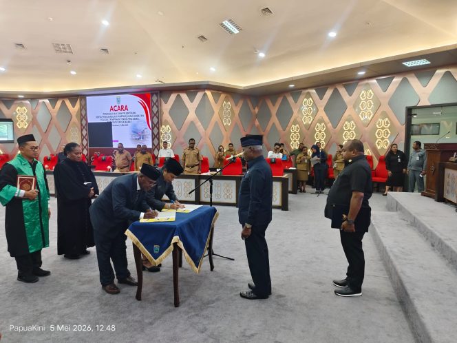 
 Gubernur menyaksikan penandatanganan pakta integritas dua pejabat baru yang dilantik, Selasa.