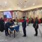 Gubernur menyaksikan penandatanganan pakta integritas dua pejabat baru yang dilantik, Selasa.