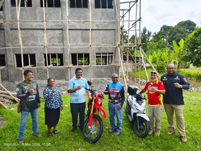 
 Gubernur Papua Barat, Drs. Dominggus Mandacan, M.Si menyerahkan bantuan 2 unit motor kepada Klasis GKI Hatam Moile Meach sebagai dukungan pelayanan gereja, Sabtu. 