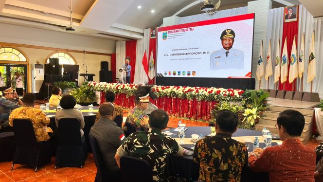 
 Gubernur Papua Barat, Drs. Dominggus Mandacan, M.Si saat memberikan sambutan sekaligus membuka kegiatan secara resmi, Kamis.