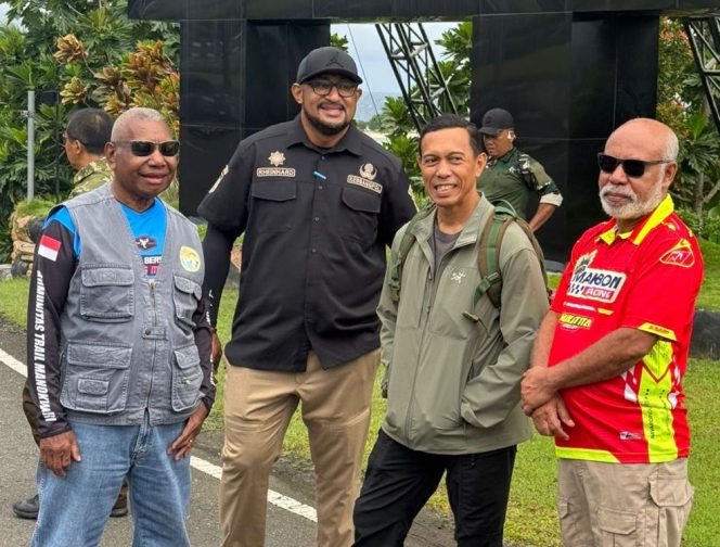 
 Rhein Maniagasi saat bersama Forkopimda Papua Barat dalam suatu momen belum lama ini.