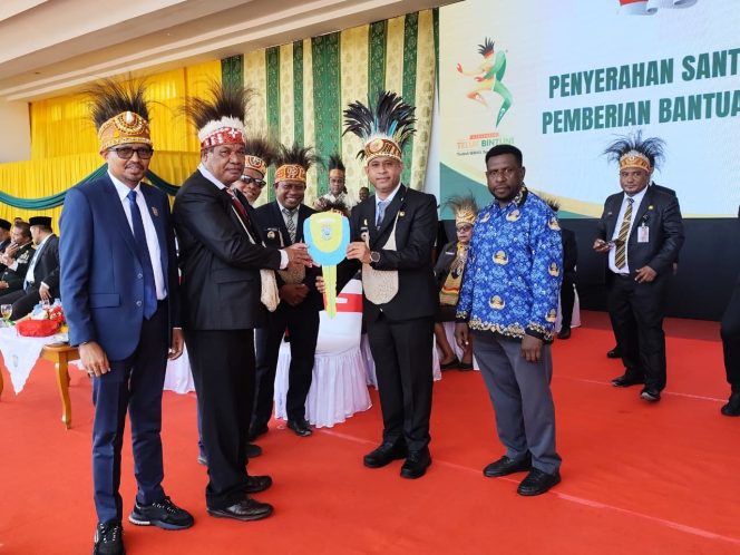 
 Bantuan mobil ambulans  diterima Bupati Teluk Bintuni, Yohanis Manibuy secara simbolis, yang diserahkan Asisten I Setda Provinsi Papua Barat, Syors A.O. Marani