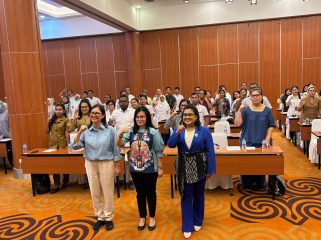 BPJS Kesehatan Cabang Jayapura dalam kegiatan pelatihan “Pelayanan Prima (Service Excellence) & Professional Communication for Healthcare bersama Ika Palimbunga, S.S., M.Par., CPS., CSE, selaku Founder & CEO Pesona Pariwisata Papua Training Center. 