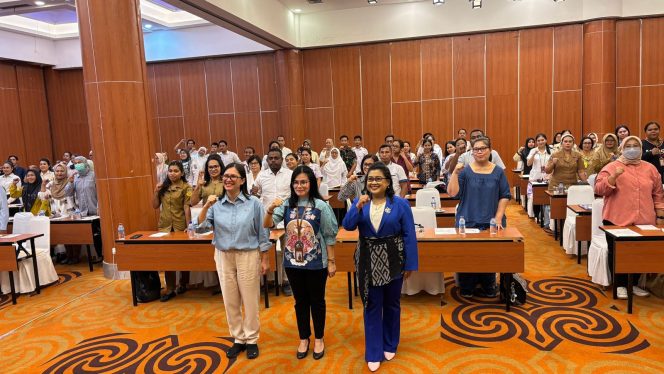 
 BPJS Kesehatan Cabang Jayapura dalam kegiatan pelatihan “Pelayanan Prima (Service Excellence) & Professional Communication for Healthcare bersama Ika Palimbunga, S.S., M.Par., CPS., CSE, selaku Founder & CEO Pesona Pariwisata Papua Training Center. 