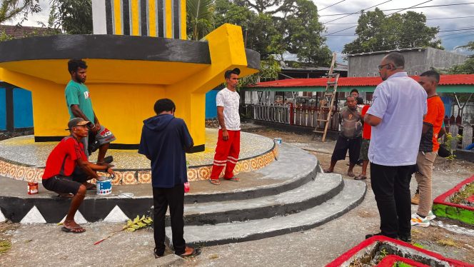 
 Kaban Kesbangpol Papua Barat, Rheinhard C. Maniagasi, S.STP, M.Si (kemeja putih) saat berdiskusi dengan warga Padarni di taman Borarsi, Rabu (17/6/2026).