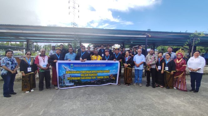 
 Foto bersama Pimpinan DPRP Papua Barat dan kontingen Nusa Tenggara Barat 