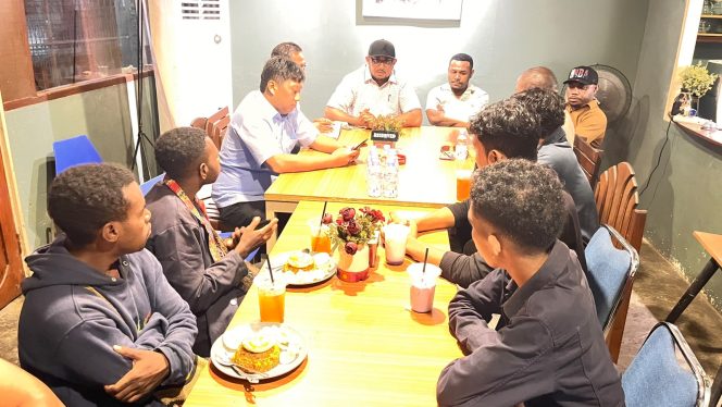 
 Suasana rapat yang dipimpin Kepala Badan Kesbangpol Papua Barat, Rheinhard C. Maniagasi, S.STP, M.Si, Kamis (18/6/2026) malam.