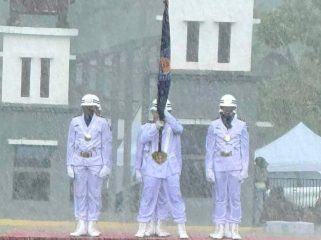 Totalitas para Alumni IPDN saat bertugas membawa Lambang Daerah Kabupaten Teluk Bintuni sekalipun diguyur hujan lebat.