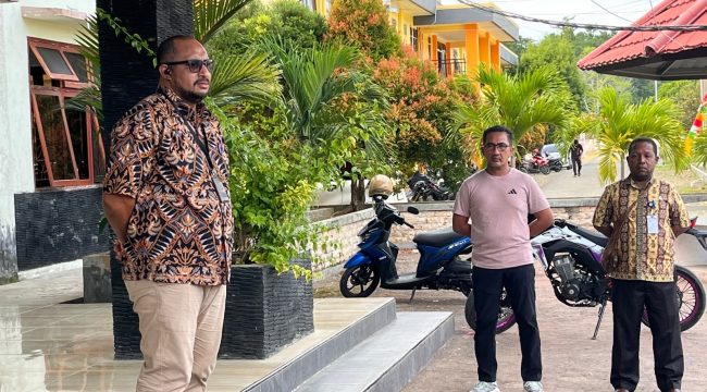 Kepala Bakesbangpol Papua Barat (kiri) saat memberikan arahan. Ia menyoroti kinerja panpel, agenda restrukturisasi panitia jadi prioritas