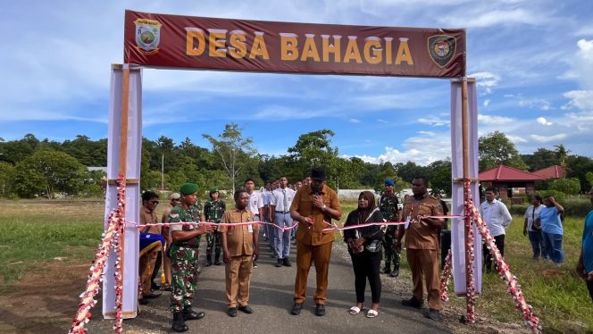 
 Kepala Bakesbangpol Papua Barat meresmikan Desa Bahagia secara simbolis dengan menggunting pita, menjadi penanda dimulainya pemusatan latihan Calon Paskibraka Provinsi Papua Barat