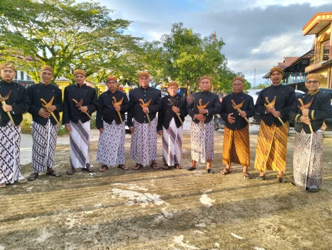 
 Para Sesepuh Pakuwojo Teluk Bintuni saat mengikuti kegiatan parade budaya yang diselenggarakan Pemda beberapa waktu lalu. Mereka tegas menolak Musda ke-1