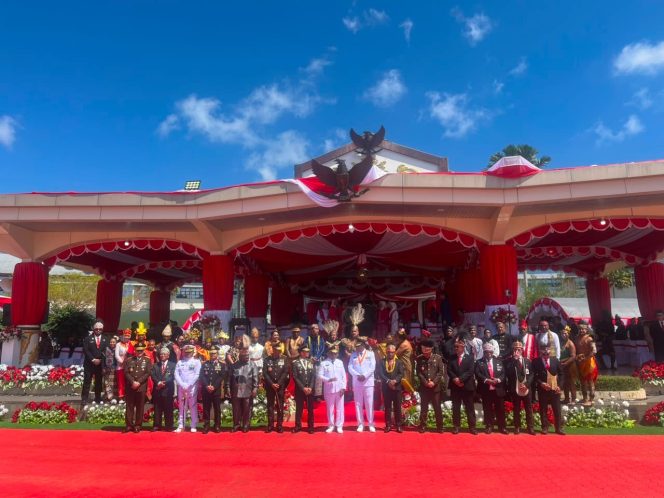 
 Foto bersama jajaran Bakesbangpol Papua Barat bersama Forkopimda seusai upacara. Momen ini seluruh jajaran Bakesbangpol menggunakan pakaian adat dari berbagai daerah di Indonesia