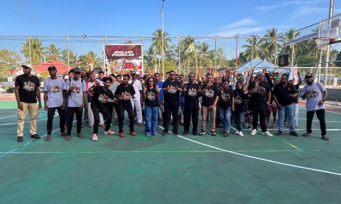 
 Ketua Vino BBC, Ira Selviana B. Werbete, S.STP, M.Si berfoto ria bersama tamu undangan dan para pemain utusan klub yang berlaga di Fun Game Baske Ball 3X3 U-20 usai seremoni pembukaan pekan lalu