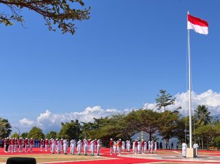 Decak kagum menyelimuti proses pengibaran bendera Sang Saka Merah Putih