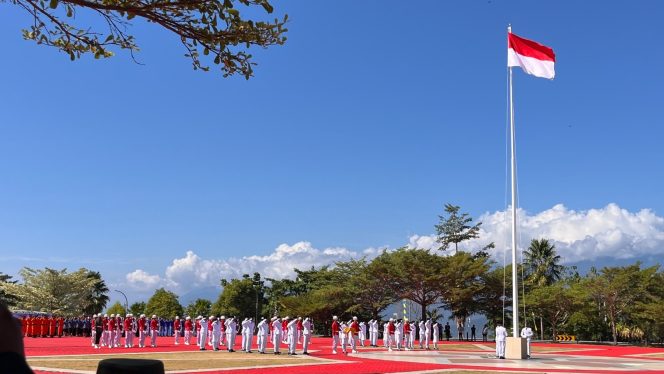 
 Decak kagum menyelimuti proses pengibaran bendera Sang Saka Merah Putih