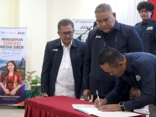 Ketua JMSI Papua Barat, Valentino Wanma saat menandatangani Berita Acara usai dilantik pengurus pusat, Sabtu (1/8/2026) 