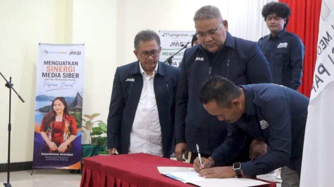 
 Ketua JMSI Papua Barat, Valentino Wanma saat menandatangani Berita Acara usai dilantik pengurus pusat, Sabtu (1/8/2026) 