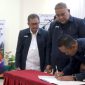 Ketua JMSI Papua Barat, Valentino Wanma saat menandatangani Berita Acara usai dilantik pengurus pusat, Sabtu (1/8/2026) 