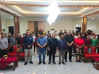 Filep Wamafma bersama Ketum JMSI, Teguh Santosa usai menggelar kuliah umum di IIHTP Manokwari. 
