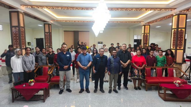 
 Filep Wamafma bersama Ketum JMSI, Teguh Santosa usai menggelar kuliah umum di IIHTP Manokwari. 