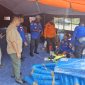 Bupati Anisto saat meninjau Posko di GSG Bintuni, Jumat. Bupati pastikan pemerintah akan responsif menanggapi setiap laporan masyarakat.