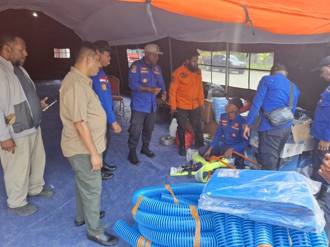 
 Bupati Anisto saat meninjau Posko di GSG Bintuni, Jumat. Bupati pastikan pemerintah akan responsif menanggapi setiap laporan masyarakat.