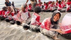 Keseruan anggota Paskibraka saat bermain game oper tepung