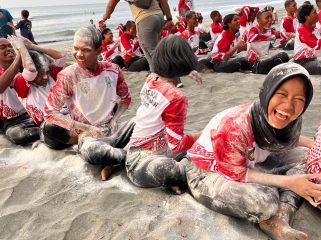 Keseruan anggota Paskibraka saat bermain game oper tepung