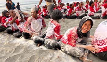 Keseruan anggota Paskibraka saat bermain game oper tepung