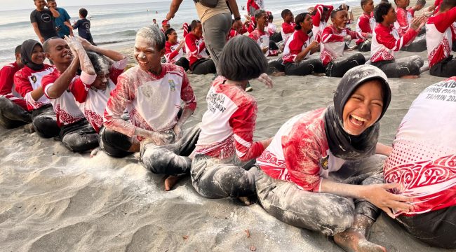 Keseruan anggota Paskibraka saat bermain game oper tepung