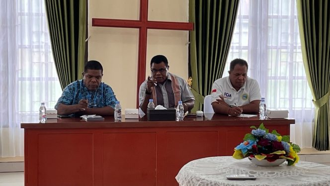 
 Dari kiri: Pdt. Lanta, Wasek Klasis Teluk Bintuni, Pnt. Wempi Homer dan Dewan Kurator DPC FGM GKI Teluk Bintuni, Stepanus Balubun