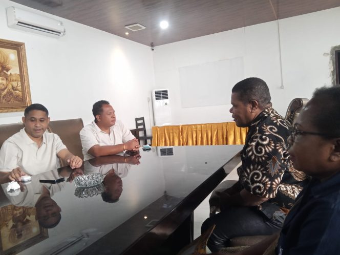 
 Ketua panitia, Rita Bosawer, Anggota Dewan Kurator DPC FGM GKI Teluk Bintuni, Stepanus Balubun dan Sekretaris Klasis GKI Teluk Bintuni, Pdt. Johanis Lanta, S.Si bertemu Bupati Anisto, Sabtu