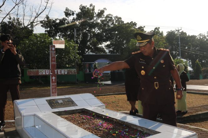 
 Kajati Papua Barat, I Putu Gede Astawa saat menabur bunga dalam ziarah TMP dalam rangka peringatan hari lahir Kejaksaan Republik Indonesia.
